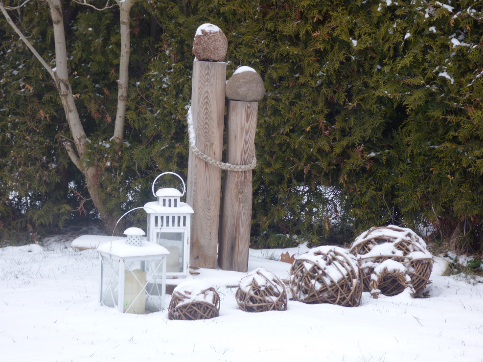 On i ona w ogrodzie zimą