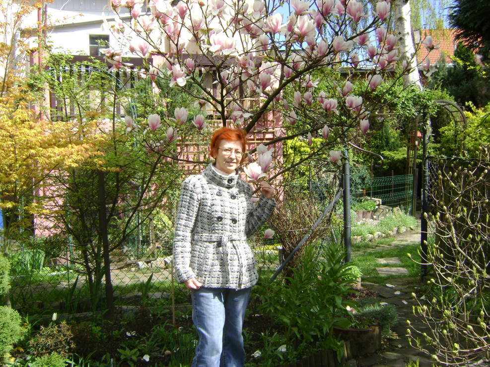A to ja szczęśliwa koło kwitnącej magnolii