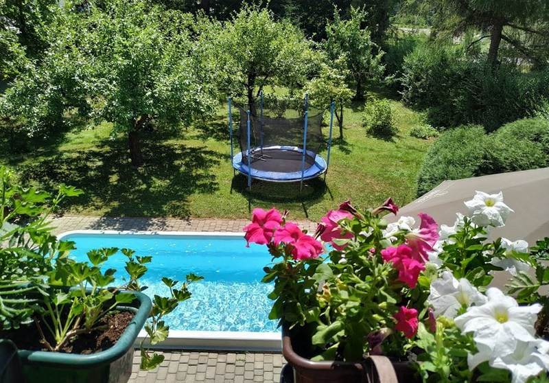 Basen i trampolina.