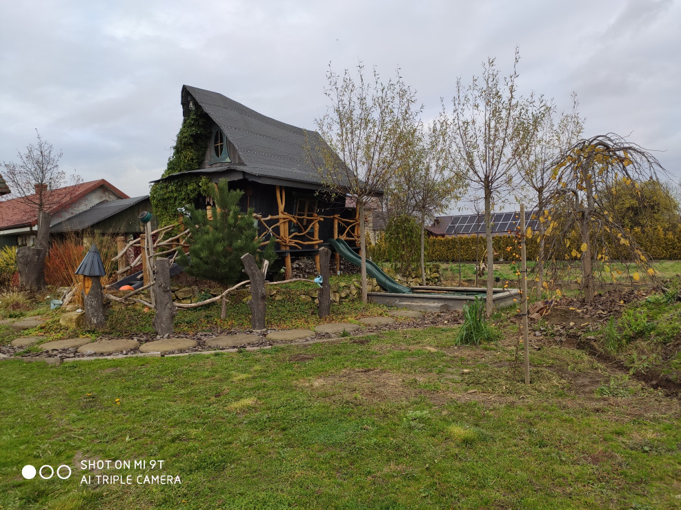 jesień - domek czarownicy od strony piaskownicy